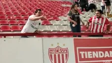 Video: Aficionado del Necaxa arrojó cenizas de su padre en el Estadio Victoria