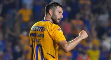 Gignac festejando su anotación