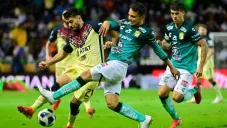 América y León jugando partido de Liga MX en el Apertura 2021