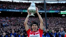 Erick Gutiérrez festejando el título de Copa con el PSV