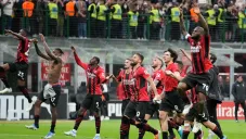 Jugadores del Milan festejando triunfo tras partido de la Serie A