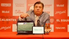 Miguel Herrera y su laptop en conferencia de prensa