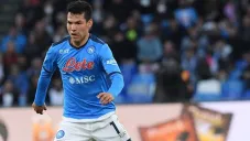 Hirving Lozano jugando partido de la Serie A entre Napoli y La Roma