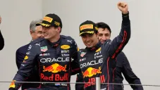 Verstappen y Checo Pérez subiendo juntos al podio