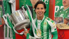 Diego Lainez con la Copa del Rey