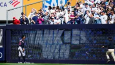 Peloteros de Guardians siendo agredidos por la afición de los Yankees