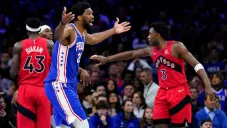 Joel Embiid en acción ante Raptors