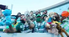 Aficionados de Santos previo a la lluvia de juguetes