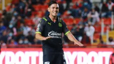 Eduardo Torres en acción con Chivas