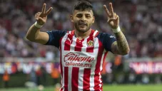 Alexis Vega celebra un gol con Chivas