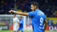 Ángel Romero durante un partido con Cruz Azul