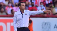 Ricardo Cadena dirigiendo a Chivas