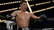 Dmitry Bivol durante una pelea de boxeo