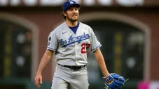 Trevor Bauer jugando partido de beisbol en la MLB con los Dodgers