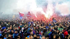 Seguidores del Trabzonspor celebran campeonato en el campo