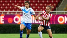 Soto y Flores disputan el esférico en el Chivas vs Rayadas