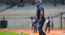 Andrés Lillini dirigiendo a Pumas