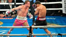 Canelo lanza un golpe a su rival