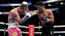 Saúl 'Canelo' Álvarez peleando ante Dmitry Bivol
