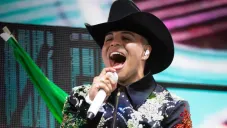 Eduin Caz en concierto con Grupo Firme