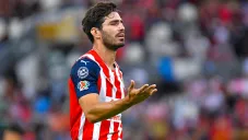 Antonio Briseño jugando partido con Chivas en la Liga MX