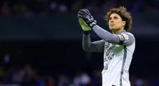 Guillermo Ochoa durante un partido del América