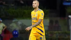 Diente López reacciona durante partido con Tigres