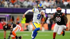 Matthew Stafford durante un partido con Rams