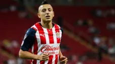 Roberto Alvarado jugando partido de Liga MX con las Chivas