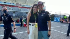 Checo Pérez y Carola Martínez previo a un GP