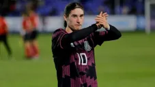 Flores en un juego con el Tri