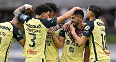 Jugadores del América festejando un gol