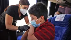 Niño siendo vacunada contra el Covid-19