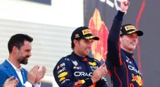 Checo Pérez y Max Verstappen tras subir al podio
