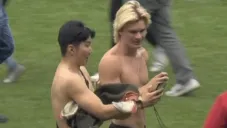 Aficionado tomándose foto con una persona similar a Erling Haaland