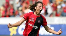 Andrés Guardado festejando un gol