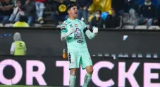 Óscar Ustari festejando un gol de Pachuca