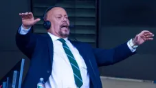 Enrique 'Perro' Bermúdez narrando un partido de la Selección Mexicana