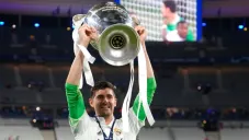 Courtois con la Orejona tras el título