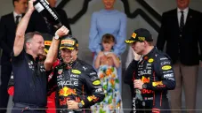 Checo Pérez celebra en el GP de Mónaco