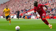 Sadio Mané jugando Liverpool ante Wolverhampton