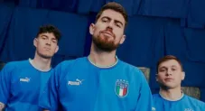 Jugadores de la Selección de Italia presentando el jersey