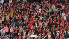 Afición rojinegra celebrando campeonato