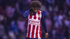 Chino Huerta durante un duelo con Chivas