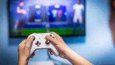 Persona utilizando videojuego