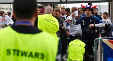 Fanáticos ingresando al Stade De France