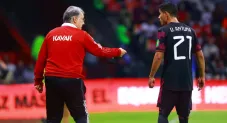 Gerardo Martino y Uriel Antuna durante un partido de México