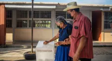 Personas de Oaxaca acudiendo a votar