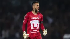 Alfredo Saldívar jugando partido de Liga MX con los Pumas