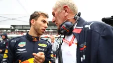 Helmut Marko hablando con Gasly en Red Bull Racing